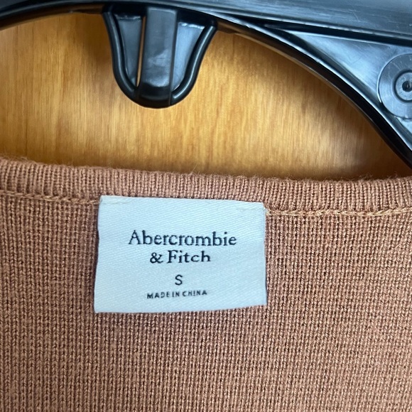 Abercrombie & Fitch
Sweetheart slim sweater top 
Size Small - Picture 4 of 5